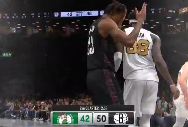 开云体育官方网站登陆-牵制力太强！小迈克尔·波特突破 抛传助飞克拉克斯顿空接暴扣